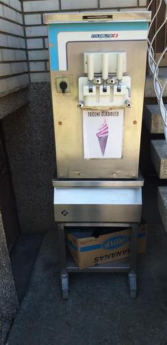 Aparat za sladoled na tocenje