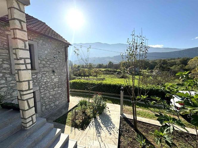Prodaje se renovirana kamena kuća u Danilovgradu, na 3 km od