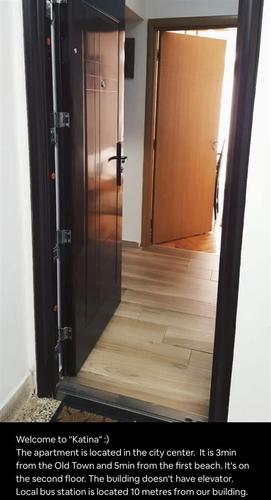 Izdajem dvosoban stan u strogom centru Budve