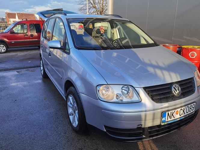 VW Touran 1.9 77 kw DSG 2006, 7 siceva,reg godinu. 4 zimske