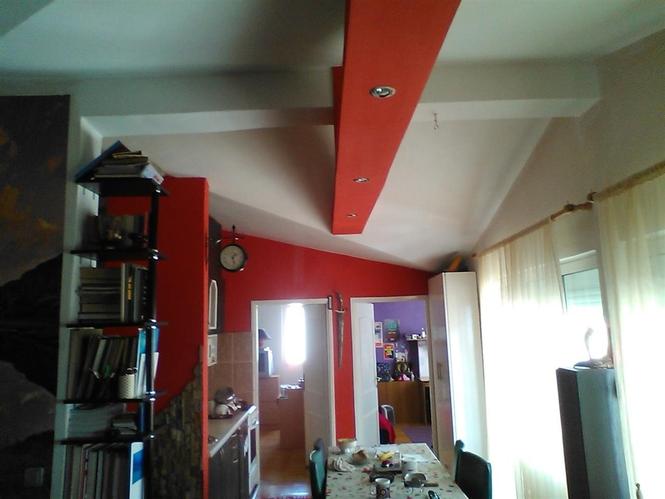 Mijenjam dva stana za kuću 