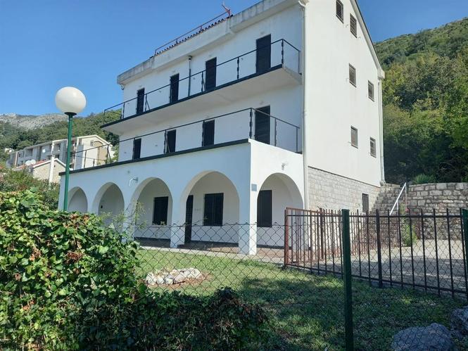 Kuća sa dvorištem i vinogradom u Petrovcu