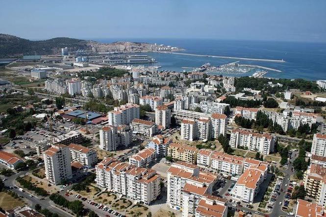 Prodajem dvosoban stan 67m2 u Centru Bara Zgrada ima lift st