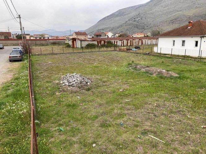 Prodajem plac u Tuzima 700m2, vlasnik 1/1