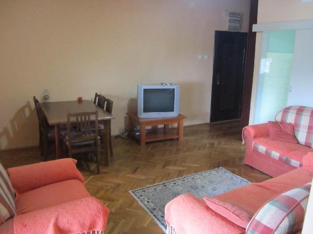 Stan kod stare škole u centr