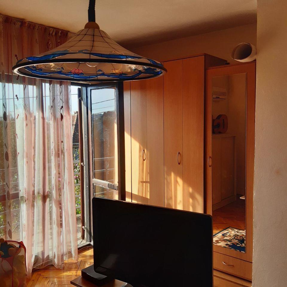 Izdaje-se-dvosoban-stan-u-Maslinama-u-sklopu-kuce-u-blizini-
