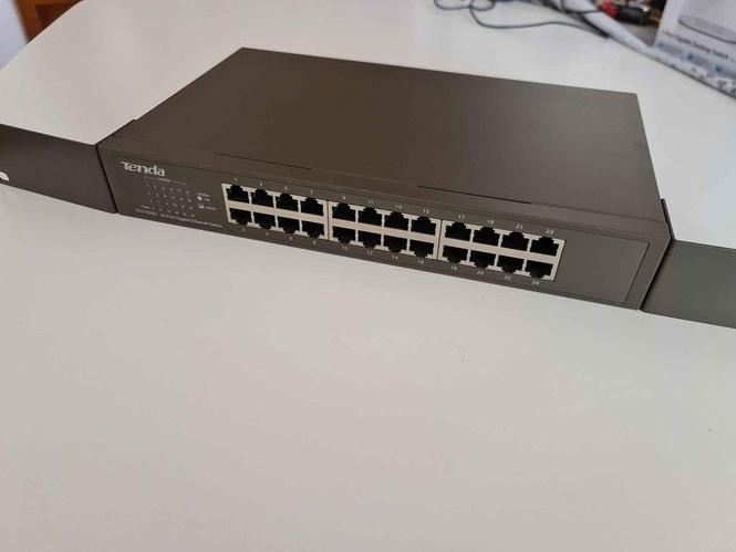 Tenda 24-portni Switch