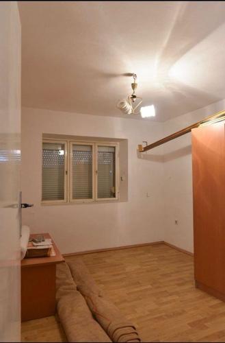 Prodajem napovoljije kuću na Cetinju