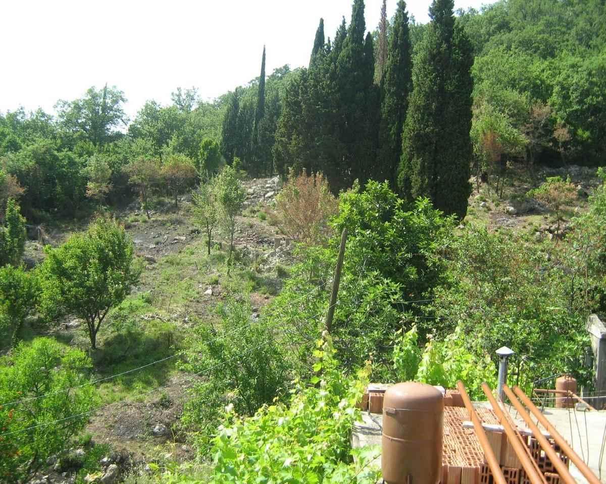 Plac-povrsine-4000-m2-iznad-magistrale-Voda