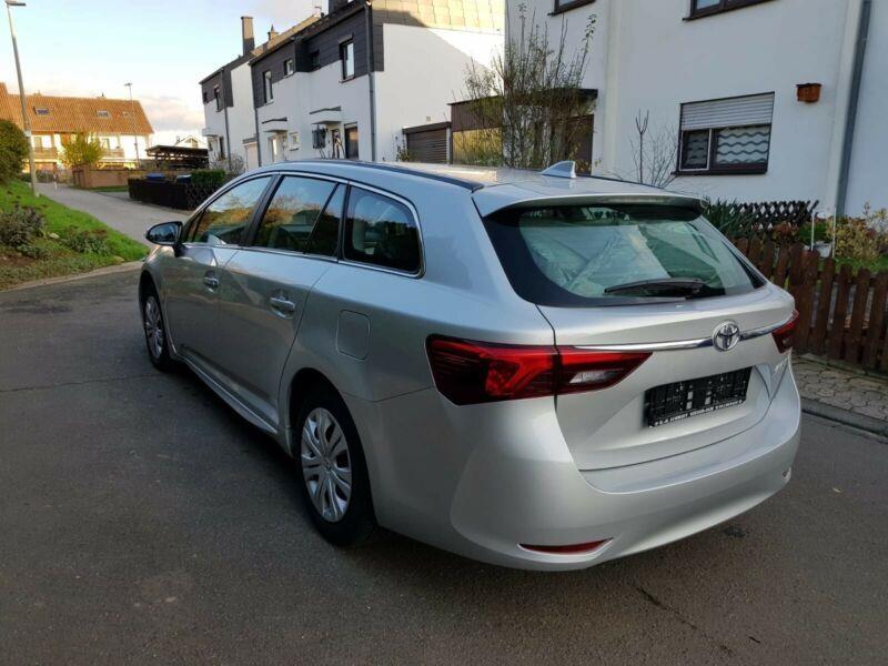 Toyota-Avensis-