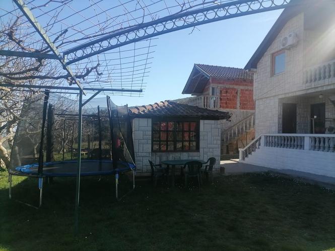 Izdajem Sprat Kuce