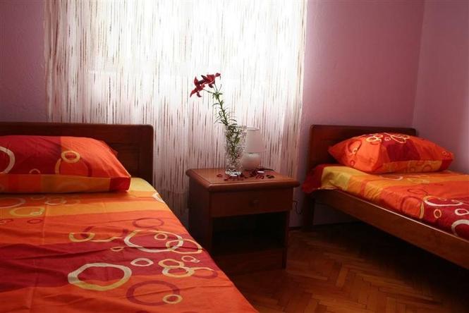 Izdajem sobe 140m2 u Kotor