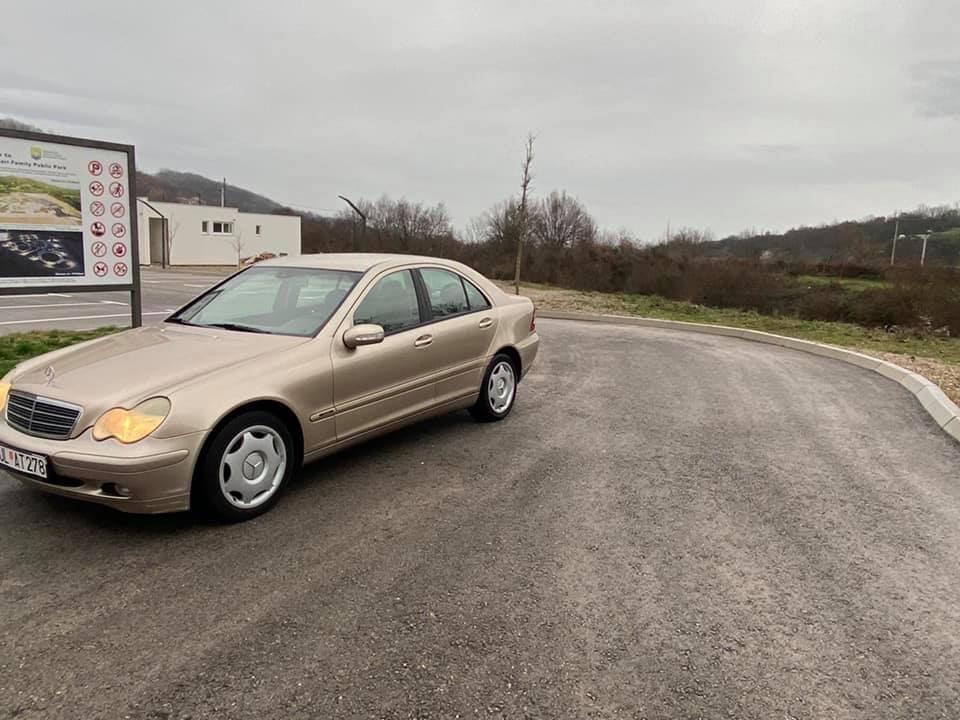 --PRODAJE-SE-MERCEDES-BENZ-C-CLASS