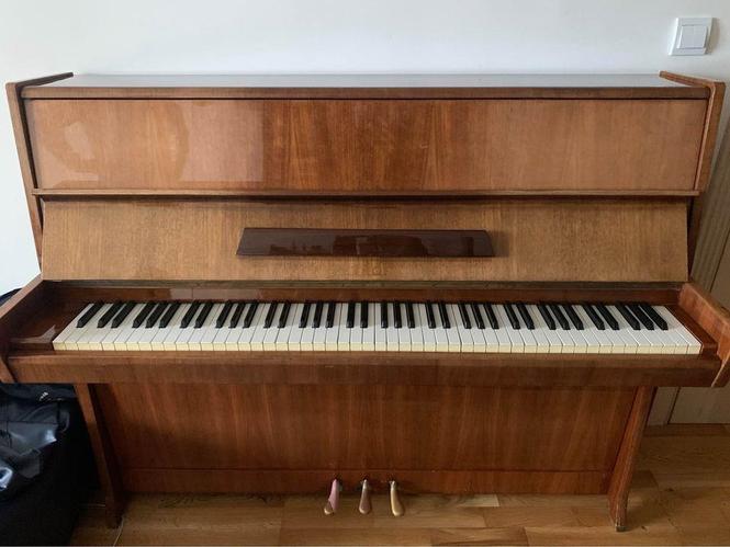 PRODAJEM PIANINO PETROF
