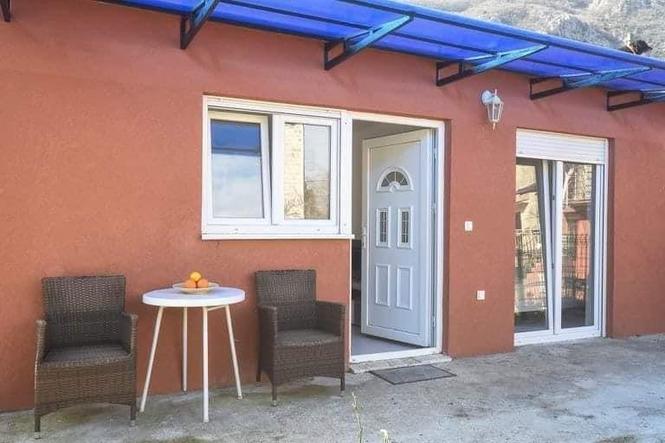 KOTOR IZDAVANJE - SKALJARI IZDAJE SE JEDNOSOBNA KUCA