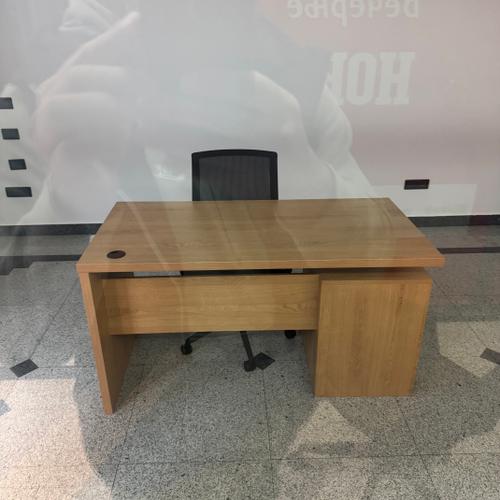 Prodajem kancelarijski sto i stolicu