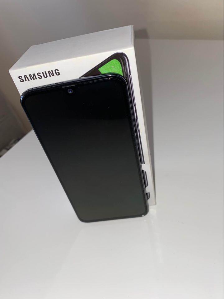 Prodajem-Samsung-A40--Zainteresovani-na-broj-068549333