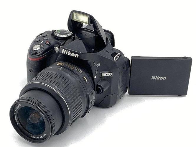 NIKON D5200 u odlicnom stanju. Par puta koriscen. + torbica 
