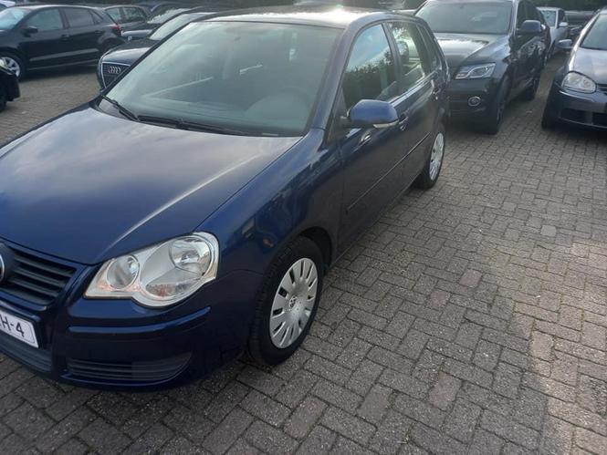 Auto u dolasku za Crnu goru 069910896
