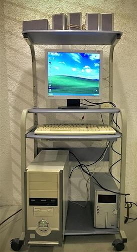 Stari kompjuter + kompjuterski sto + 5.1 set zvucnika