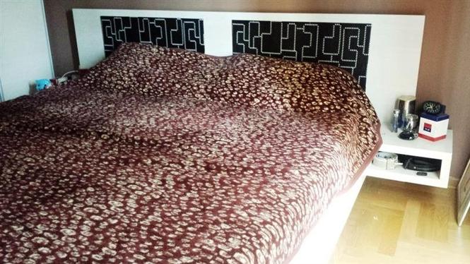 Bračni krevet sa dušekom i noćnicima