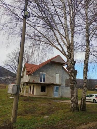 Prodajem kucu Niksic- Gornje Polje
