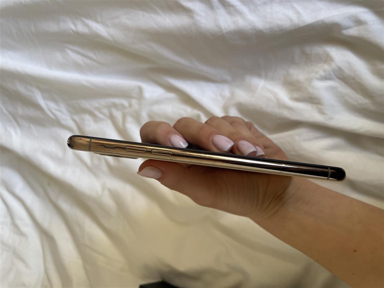 Prodajem-Iphone-11-Pro-Max-Gold-512GB
