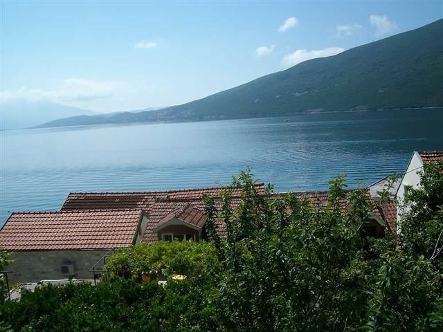 Kuca od 178m2 pored mora u Djenovicu