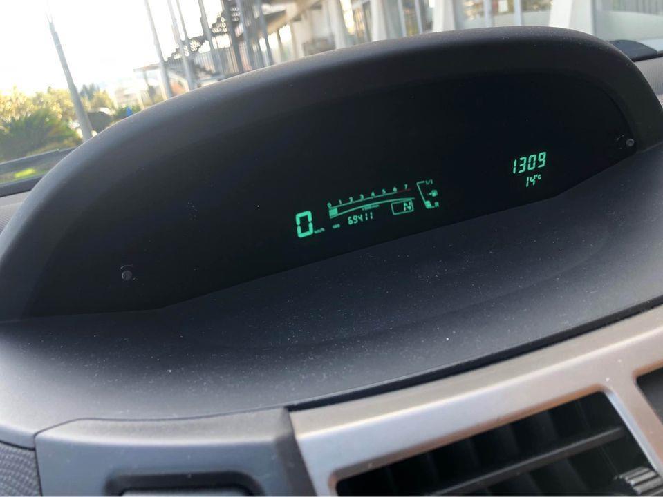 Toyota-yaris-1-4b-tiptronic-2011-presla-70k-top-stanjee-bez-