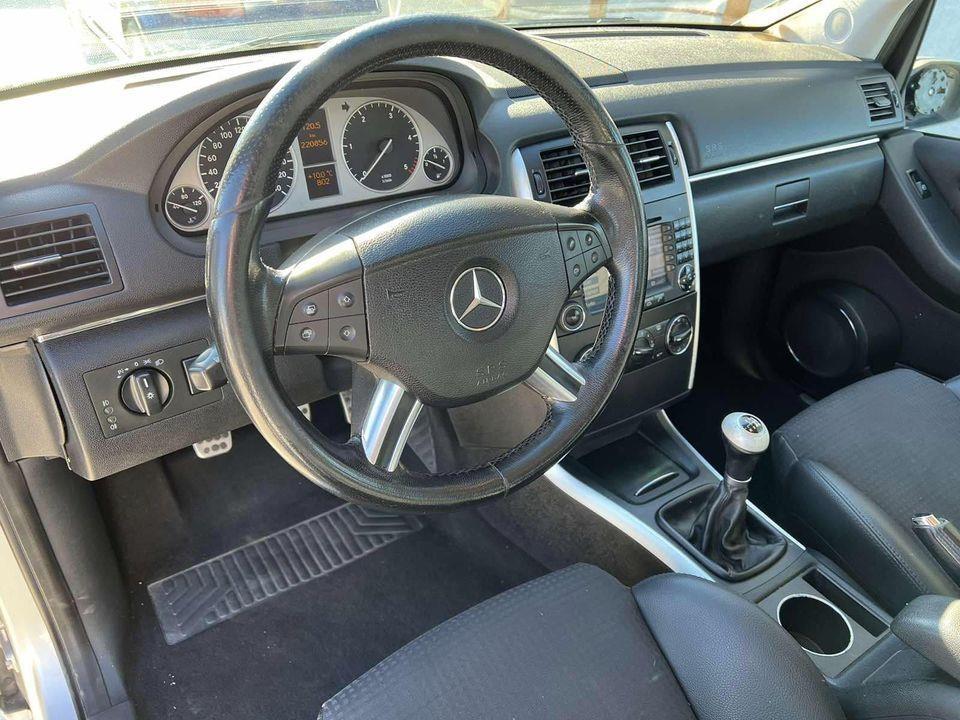Pridaje-se-Mercedes-b200