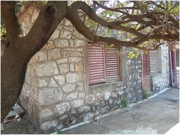 Kamenu kucu 50m2 renviranu u Sutomore
