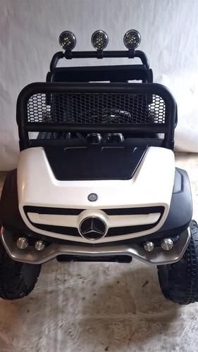 Mercedes dzip Unimog bijeli