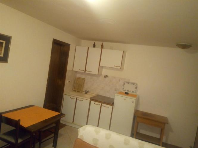 Izdajem apartman u Becicima