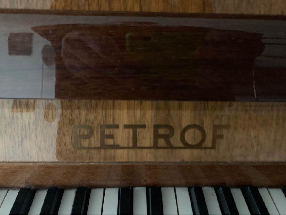 PRODAJEM-PIANINO-PETROF
