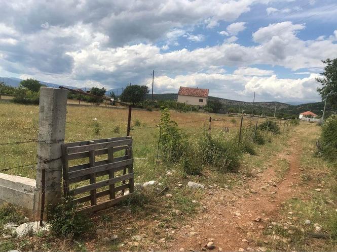 Imanje 2340m2 (Voda-struja) 4kl. grad