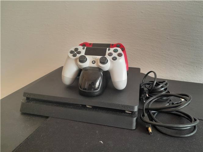 Playstation 4 slim sa 2 dzojstika.
