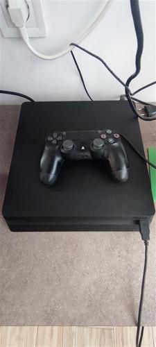 Prodajem PlayStation 4