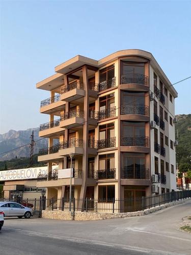 Kompetna zgrada u Baru površine 1260 m2
