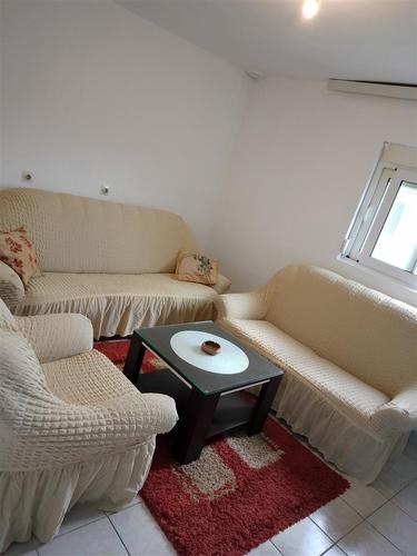 Izdajem jednosoban stan, Masline 