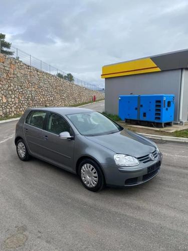 Prodajem golf V
