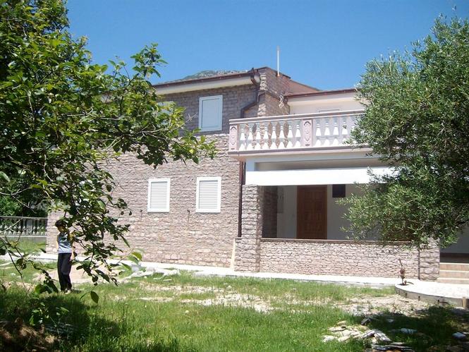 KAMENA KUCA, BAR, CRNA GORA 