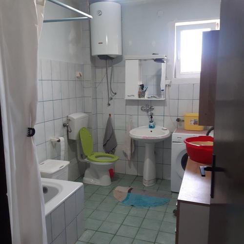 Izdaje se dvosoban stan u Maslinama u sklopu kuce u blizini 