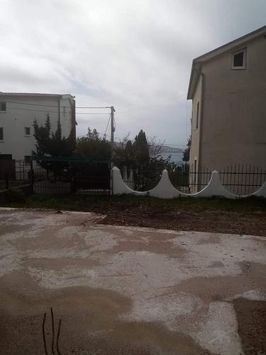 Plac sa dva temelja urađena