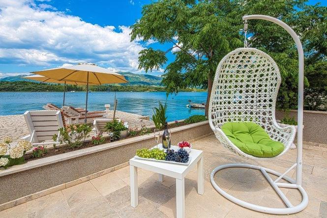 Prodaje se vila sa izlazom na more u Bogisicima