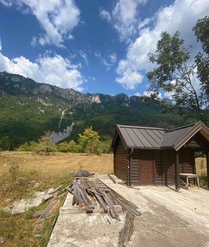 Prodajem vikendicu (bungalov) sa placem