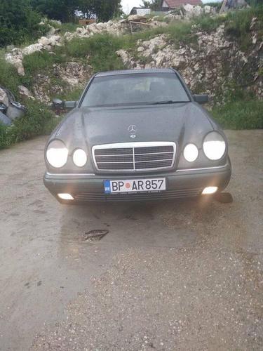 Prodajem Mercedes E220 70 kw novi tip motora top stanje reg 