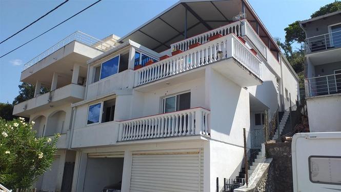 Kuća sa 3 apartmana blizu plaže 