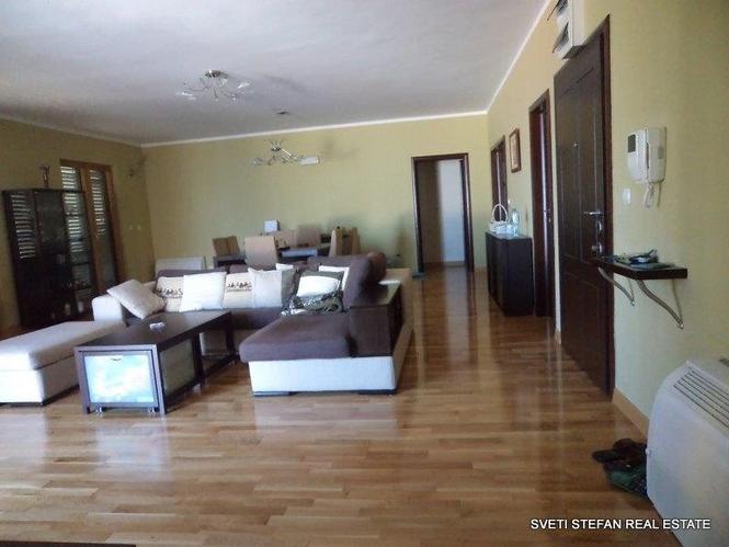 Stan povrsine 171 m2 Sveti Stefan