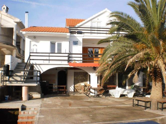 APARTMANI NA SAMOJ OBALI MORA