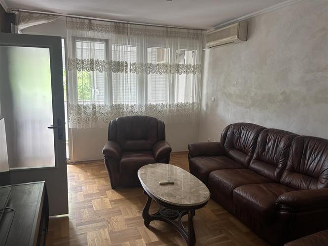 IZDAVANJE, TROSOBAN PREKO MORAČE ZGRADA "SIMPO"